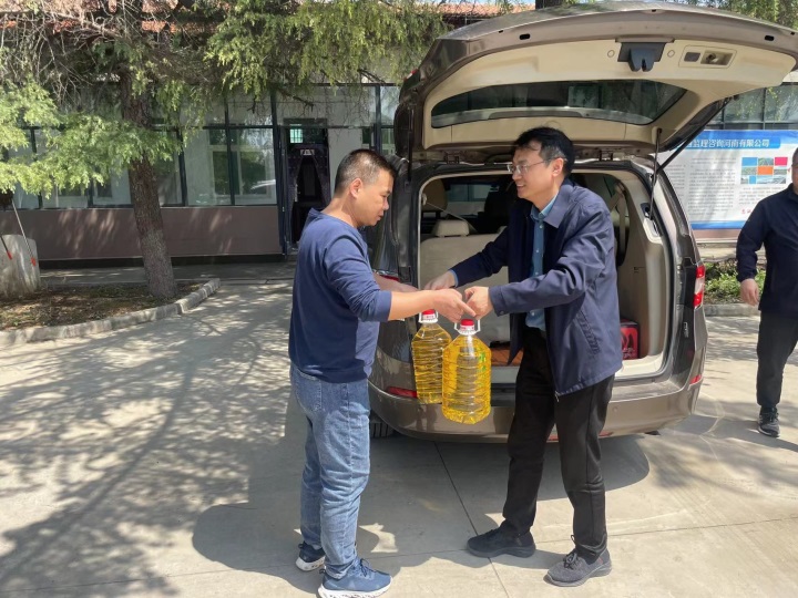 中公交通监理咨询河南有限公司  五一劳动节慰问一线监理人员